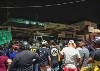 Joven carupanero murió aplastado durante la descarga de vigas de acero en calle Juncal