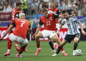Messi agranda su leyenda y Argentina reserva plaza en dieciseisavos, tras derrotar 2-0 a Austria