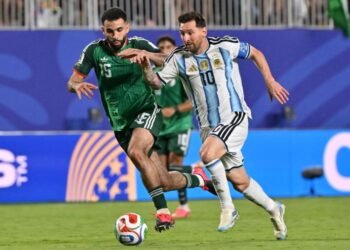 Messi marca tres goles y Argentina ratifica favoritismo al batir 3-0 a Argelia