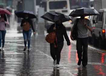 Dos ondas tropicales y una vaguada provocan intensas lluvias en gran parte del país