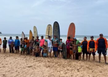 Posicionan playa Los Cocos como locación para la práctica de surf y turismo deportivo