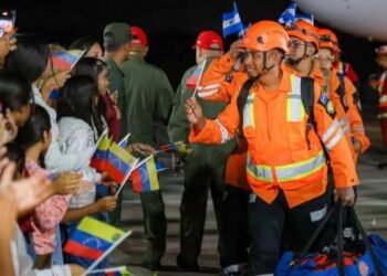 Llega a Venezuela el primer avión con rescatistas procedentes de El Salvador