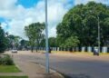 Tres años lleva un poste tambaleándose en la avenida Rotaria de El Tigre (+Fotos)