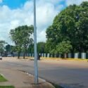 Tres años lleva un poste tambaleándose en la avenida Rotaria de El Tigre (+Fotos)