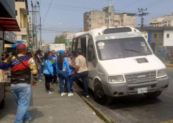 Usuarios del transporte público exigen la Gaceta ante aumento del pasaje (+Fotos)
