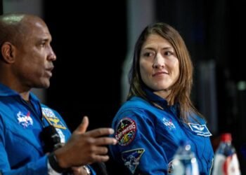Primera mujer en un viaje lunar: "Ver la Tierra desde el espacio te hace ver que nos une"