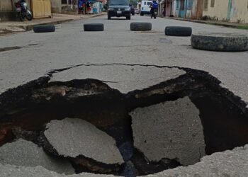 Caída de dos tramos de un colector principal en Canchunchú provocó desplome de vía