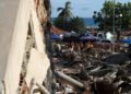 Comerciantes en La Guaira reabren entre la tragedia del terremoto para salvar sus negocios