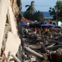 Comerciantes en La Guaira reabren entre la tragedia del terremoto para salvar sus negocios