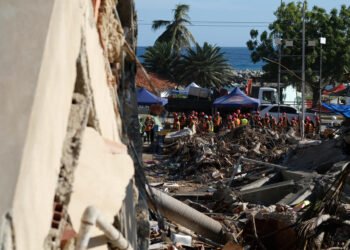 Comerciantes en La Guaira reabren entre la tragedia del terremoto para salvar sus negocios