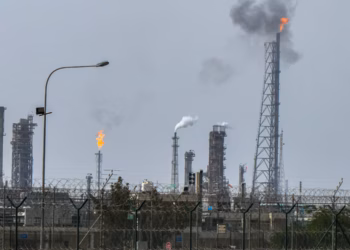 Instalación petrolera de Kuwait sufre "pérdidas materiales graves" tras ataques de Irán