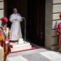 El papa pide no olvidar a quienes "sufren y mueren" por las guerras