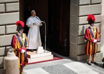 El papa pide no olvidar a quienes "sufren y mueren" por las guerras
