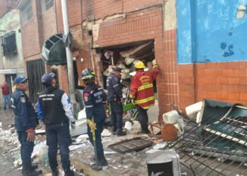 Dos personas resultaron heridas tras explosión de bombona de gas en un local de comida en Caracas