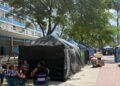 En carpas y aceras, vecinos de Misión Vivienda esperan por reparaciones de los apartamentos
