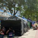 En carpas y aceras, vecinos de Misión Vivienda esperan por reparaciones de los apartamentos