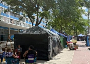 En carpas y aceras, vecinos de Misión Vivienda esperan por reparaciones de los apartamentos