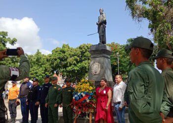 Con ofrenda floral recordaron natalicio del Libertador y el Día de la Armada en Carúpano