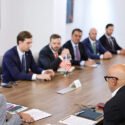 Gobierno interino se reunió con delegación de EE. UU. para tratar respuesta al terremoto y cooperación energética