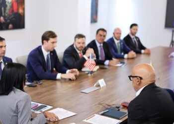 Gobierno interino se reunió con delegación de EE. UU. para tratar respuesta al terremoto y cooperación energética