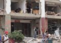 Mientras algunos bajan con escaleras sentidas por el temblor, otros usan cuerdas para bajar de un piso a otro sus pertenencias