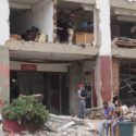 Mientras algunos bajan con escaleras sentidas por el temblor, otros usan cuerdas para bajar de un piso a otro sus pertenencias