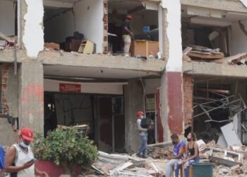 Mientras algunos bajan con escaleras sentidas por el temblor, otros usan cuerdas para bajar de un piso a otro sus pertenencias