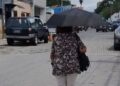 El especialista indicó que la sintomatología habitual incluye fiebre, rinorrea o secreción nasal y tos persistente