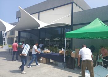 Voluntarios brindan atención a afectados que llegan al puerto Eulalia Buroz