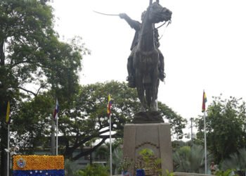 Autoridades conmemoraron el natalicio de Simón Bolívar con un acto en Barcelona 