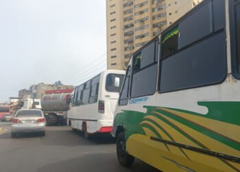 Usuarios denuncian que transportistas se abstienen de dar vuelto cuando les pagan Bs 150