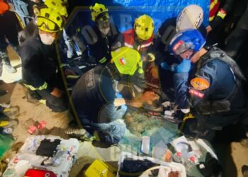 Rescatan con vida a un hombre que pasó ocho días bajo los escombros en La Guaira