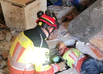 Bomberos regresan a Ecuador tras misión en la que rescataron a dos personas en Venezuela