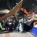Terremotos convierten aceras, plazas y parques de Caracas en refugios improvisados