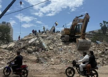 A 12 días del terremoto en La Guaira, familias no desisten de buscar a los suyos