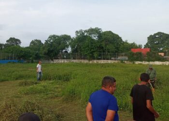 Deportistas y voluntarios desmalezaron estadio del sector La Cruz, en Santa Ana