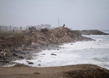 ONG alerta que vertido de escombros en La Guaira alcanza costas de otros estados