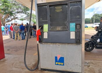 Los beneficiarios, que cada semana se organizan por terminales de placa para acceder al carburante, temen que la bomba pase a ser dolarizada