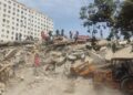 Cifra de fallecidos reconocida por el gobierno se acerca a 5 mil, mientras vecinos continúan la labor de remoción de escombros