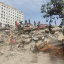 Cifra de fallecidos reconocida por el gobierno se acerca a 5 mil, mientras vecinos continúan la labor de remoción de escombros
