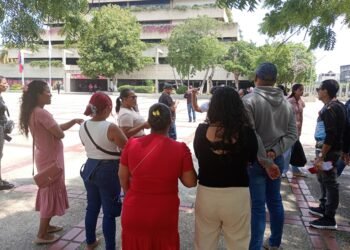 Voz Comunitaria | Vecinos de Parque Vidoño acudieron a la gobernación para solicitar apoyo para viviendas