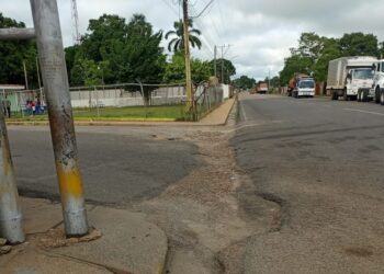 Gran bache afecta el tránsito vehicular por el sector Las Delicias de El Tigre