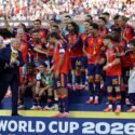 El presidente estadounidense, Donald Trump, y el de la FIFA, Gianni Infantino, fueron los encargados de hacer entrega del trofeo