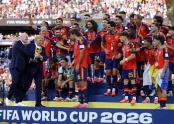 El presidente estadounidense, Donald Trump, y el de la FIFA, Gianni Infantino, fueron los encargados de hacer entrega del trofeo