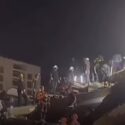 Rescatistas buscan a posibles sobrevivientes en edificio colapsado en Caraballeda