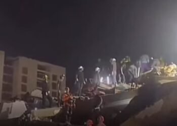 Rescatistas buscan a posibles sobrevivientes en edificio colapsado en Caraballeda