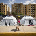 Detallaron que en La Guaira habrían unas 3 mil personas acampadas frente a una veintena de edificios