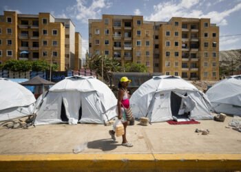 Detallaron que en La Guaira habrían unas 3 mil personas acampadas frente a una veintena de edificios