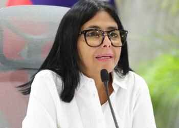 Delcy Rodríguez, condecoró a 6.000 rescatistas y a unidades caninas este sábado