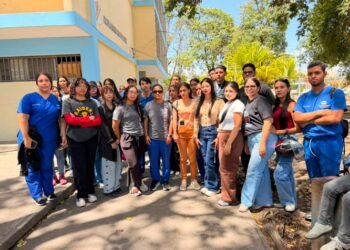 Graduandos de la Uners en Cumaná exigen respuestas tras suspensión de su acto de grado